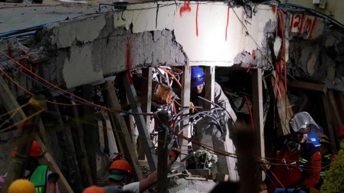 Trabajos de rescate en la escuela Enrique Rebsamen de México tras el terremoto.-REUTERS