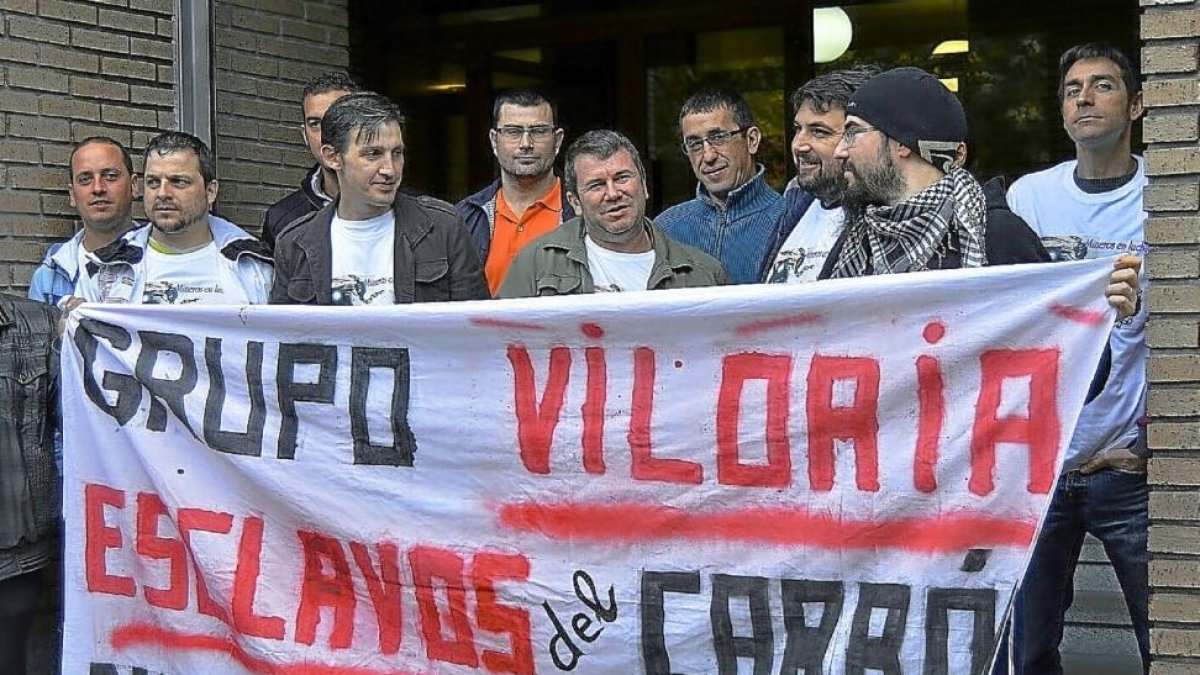 Imagen de archivo de los trabajadores de Hijos de Baldonero García en la puerta de los juzgados dePonferrada.-ICAL