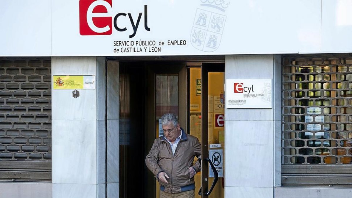 Oficina del Ecyl en la Plaza de Poniente.-P. REQUEJO