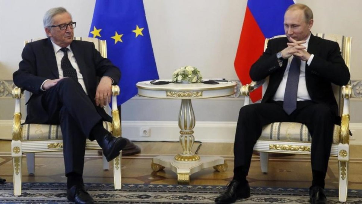 El presidente ruso  Vladimir Putin conversa con el presidente de la Comision Europea Jean-Claude Juncker durante su reunion en el palacio Konstantinovsky de San Petersburgo.-EFE / SERGEI CHIRIKOV