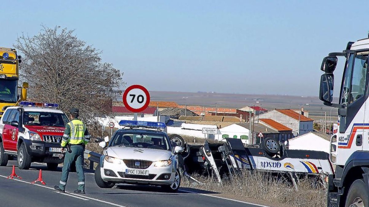 Accidente de un autobús escolar en la localidad abulense de Villanueva del Aceraltes en 2012.-ICAL