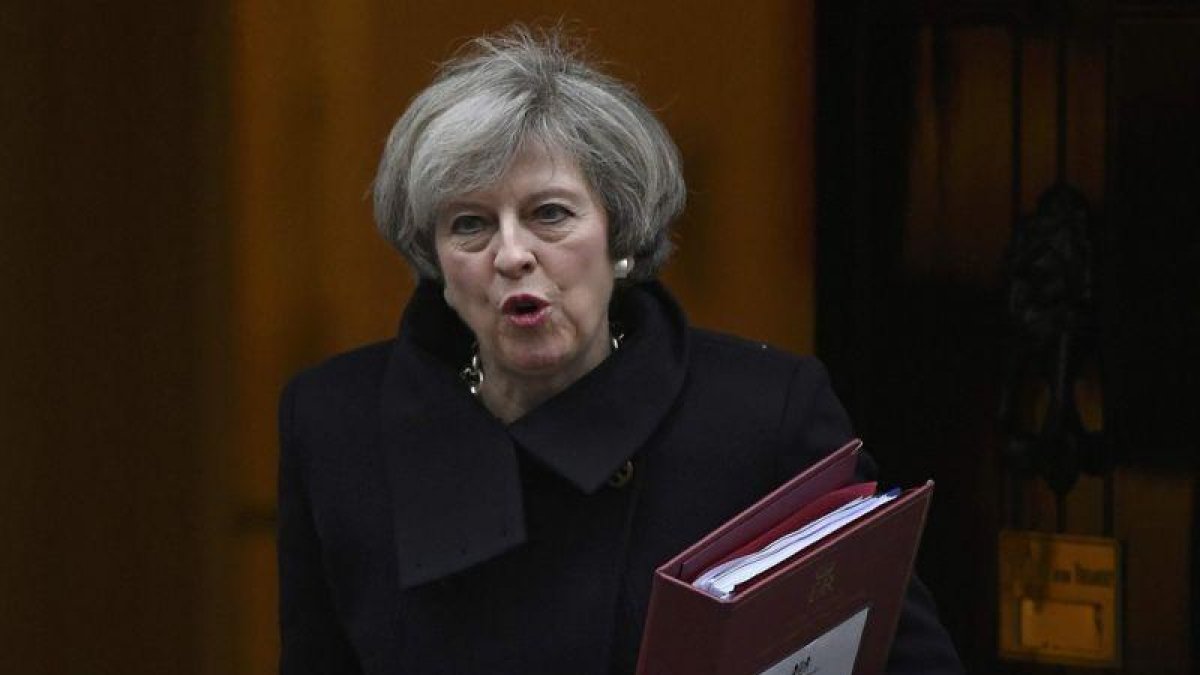 La primera ministra, Theresa May, sale de Downing Street.-REUTERS / TOBY MELVILLE