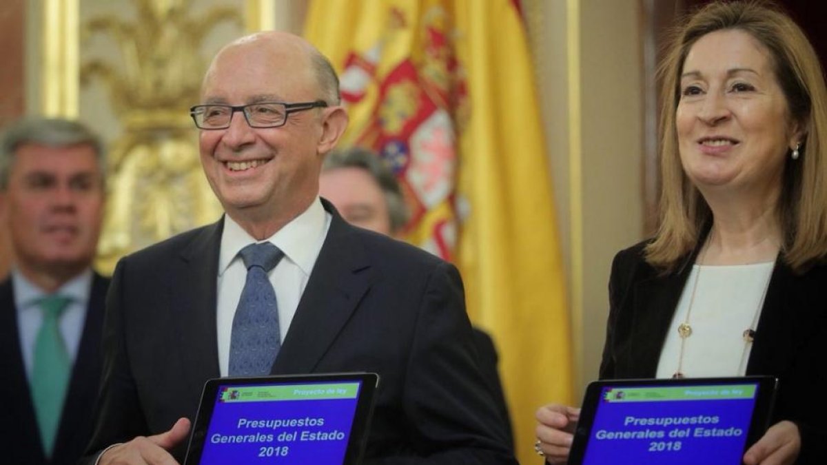 Cristóbal Montoro y Ana Pastor durante la presentación de los Presupuestos Generales del Estado.-Twitter