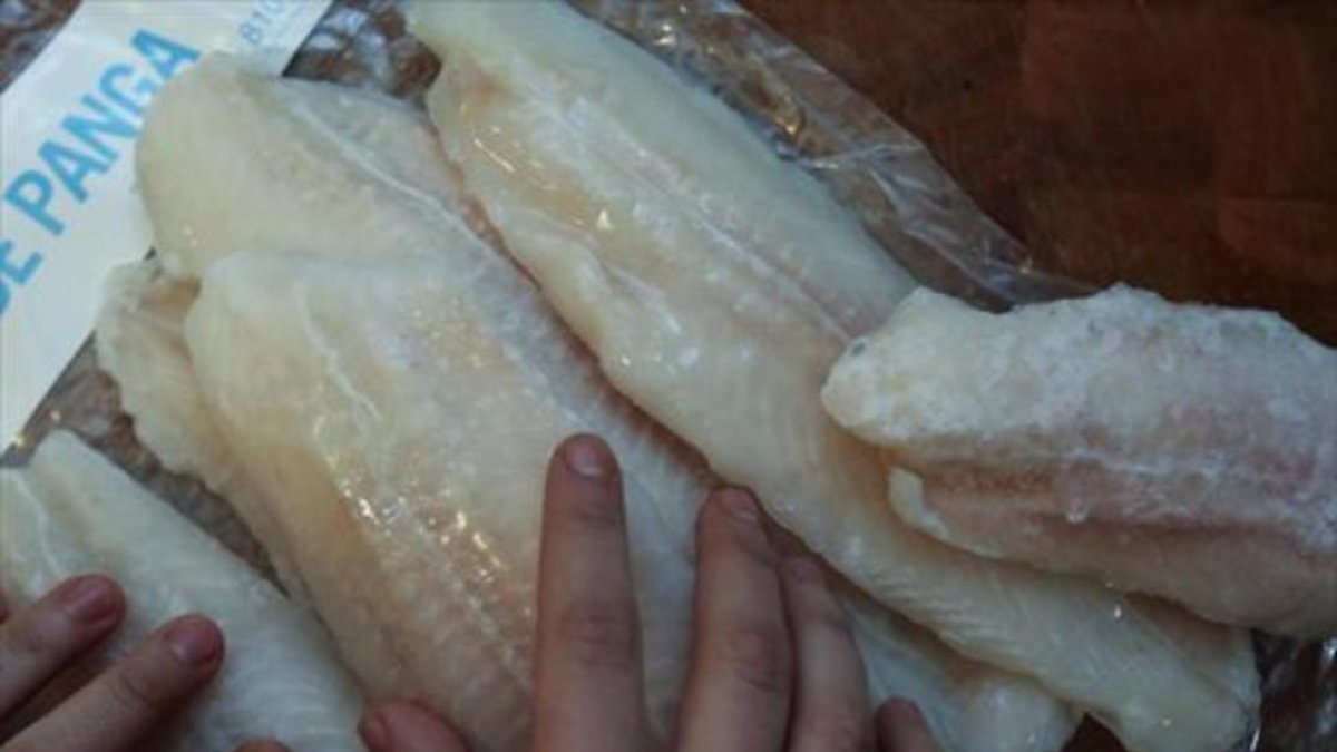 Sanidad afirma que no hay ninguna alerta ni sanitaria ni alimentaria en relación al panga DANNY CAMINAL Filetes de panga congelados, ayer, en un supermercado de Barcelona.-