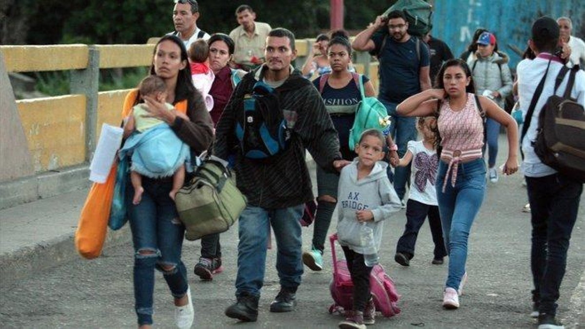 Una familia venezolana cruza a Colombia por el Puente Internacional Simón Bolivar en Cúcuta.-EFE