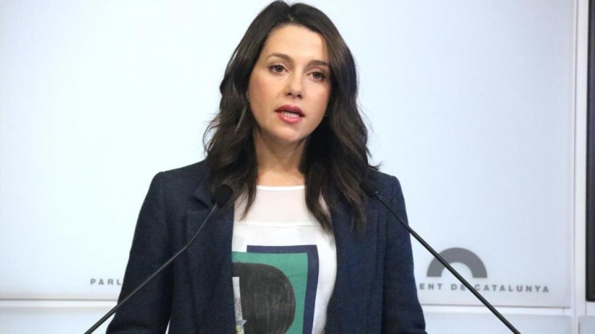 Inés Arrimadas, en rueda de prensa en la sala de prensa del Parlament.-BERNAT VILARO (ACN)