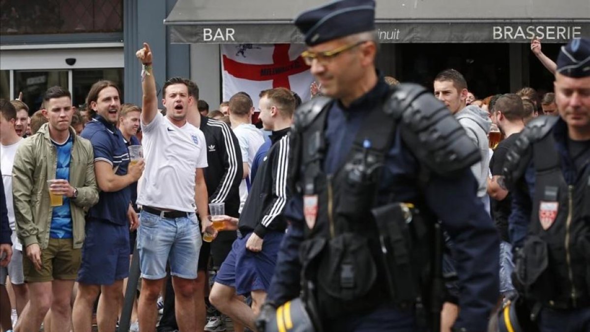 La policía vigila a unos 'hooligans' británicos en Lille.-AP