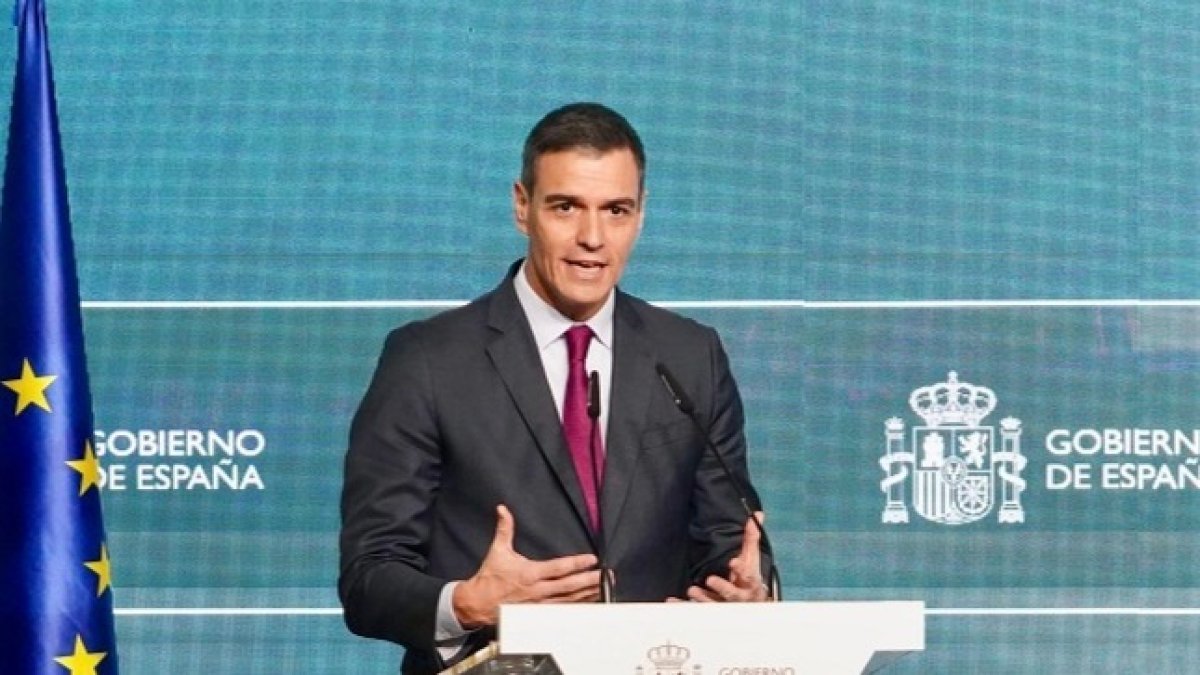 Comparecencia del presidente del Gobierno de España, Pedro Sánchez, tras la llegada del tren que inaugura la variante de Pajares de la Línea de Alta Velocidad Madrid-Asturias con la presencia del rey Felipe VI, acompañado del ministro de Transportes y Movilidad Sostenible, Óscar Puente, y los presidentes de Asturias y Castilla y León, Adrián Barbón y Alfonso Fernández Mañueco, entre otras autoridades. -ICAL