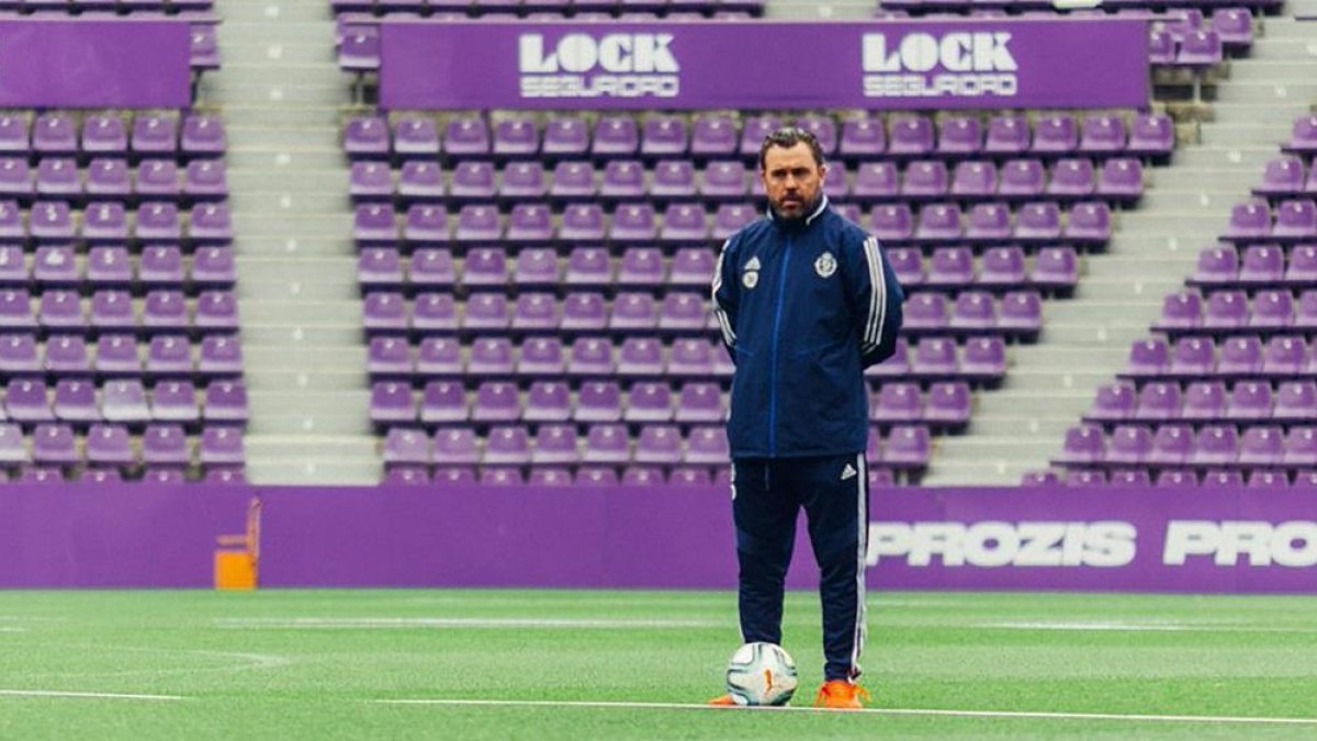 Sergio observa el entrenamiento de ayer, celebrado a puerta cerrada en Zorrilla.-REALVALLADOLID.ES