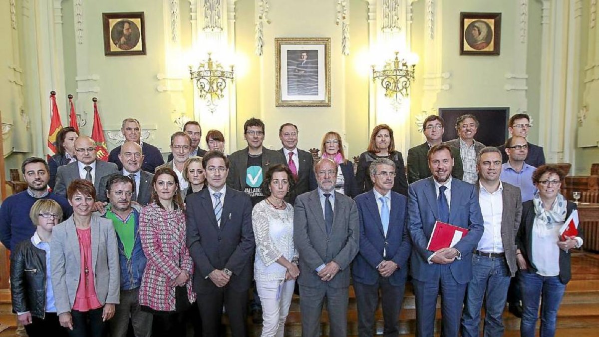 Al final de la sesión plenaria celebrada el jueves, los concejales posaron en el salón de plenos en una foto inédita. Para algunos, era la despedida definitiva.-J. M. Lostau