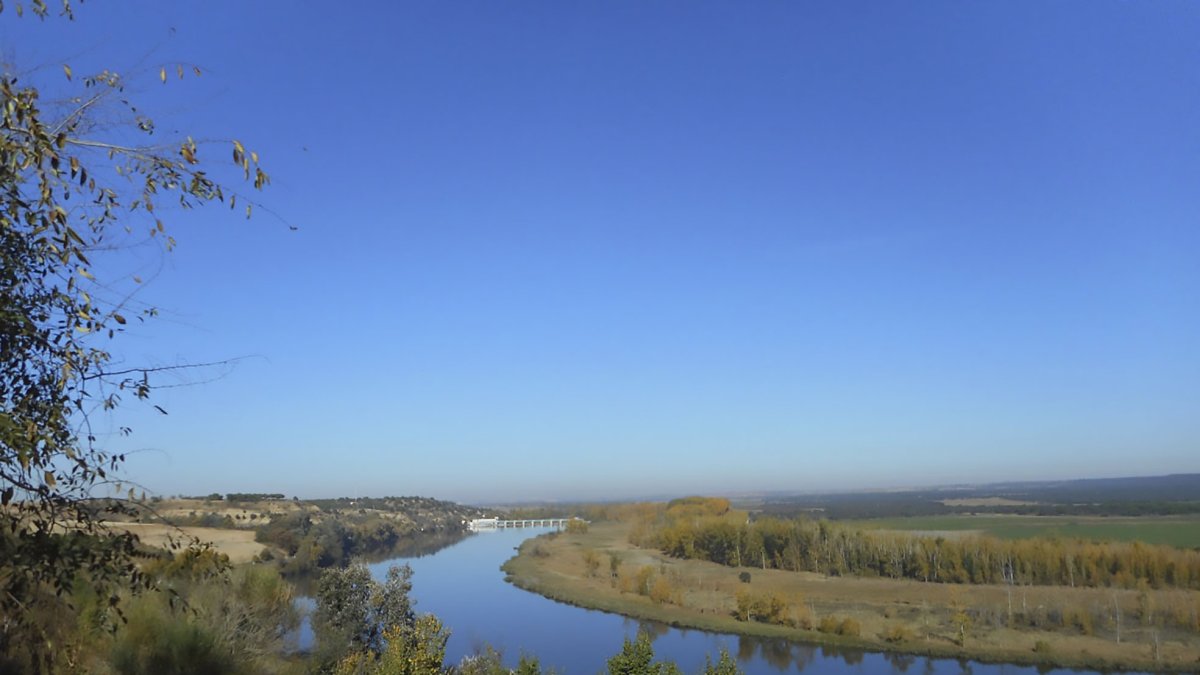 Vista del meandro del río Duero desde el Parque de la Muela en Castronuño, en la provincia de Valladolid donde conforma una Reserva natural. / E.M.