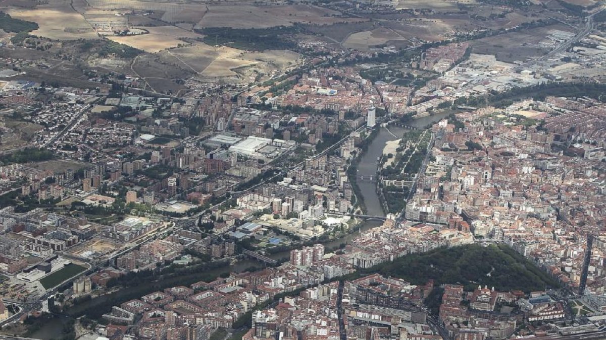 Vista aérea del centro y algunos de los barrios de Valladolid.-J.M. LOSTAU