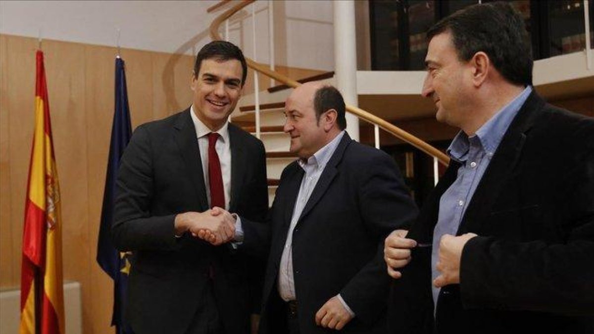 El líder socialista, Pedro Sánchez, junto a los peneuvistas Andoni Ortuzar y Aitor Esteban en su intento de investidura tras las pasadas generales-JUAN MANUEL PRATS