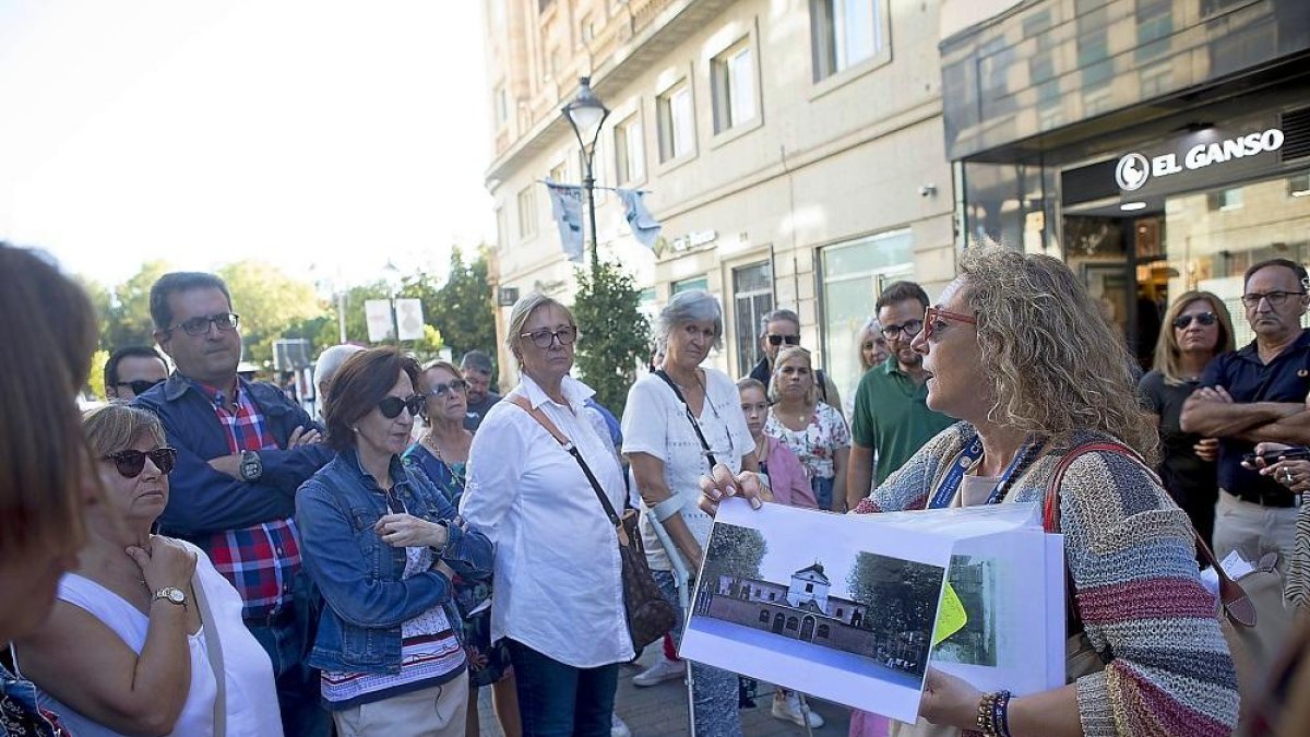Momento de la visita en el que la guía muestra láminas de los antiguos edificios de la Valladolid imperial.-JOSÉ C. CASTILLO/ PHOTOGENIC