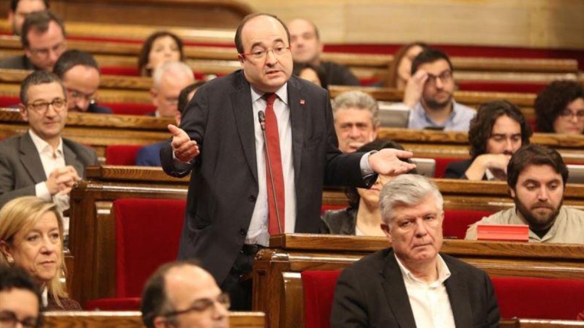 El líder del PSC, Miquel Iceta, pregunta al 'president' Carles Puigdemont, durante la sesión de control al Govern.-RICARD CUGAT