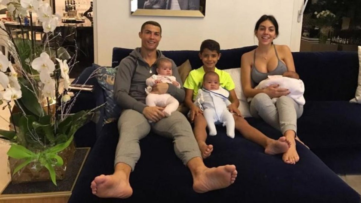 Cristiano Ronaldo posa en su casa con toda su familia.-PERIODICO (INSTAGRAM)