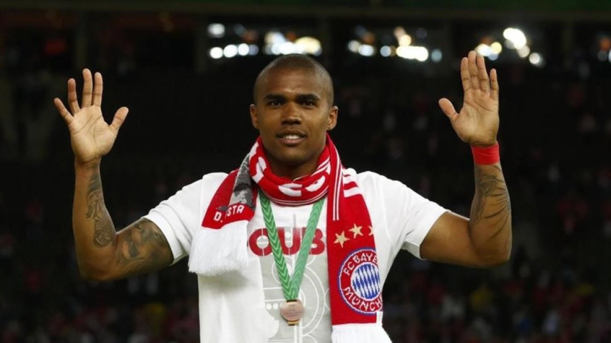 Douglas Costa, en la celebración de la DFB Pokal con el Bayern.-KAI PFAFFENBACH