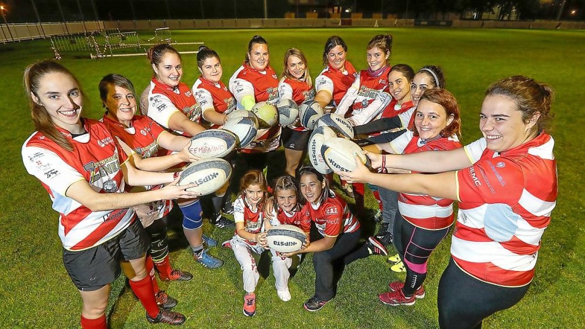Las chicas del equipo sénior delCRArroyo ‘protege’ a las jugadoras más jóvenes del club vallisoletano.-JUAN MIGUEL LOSTAU