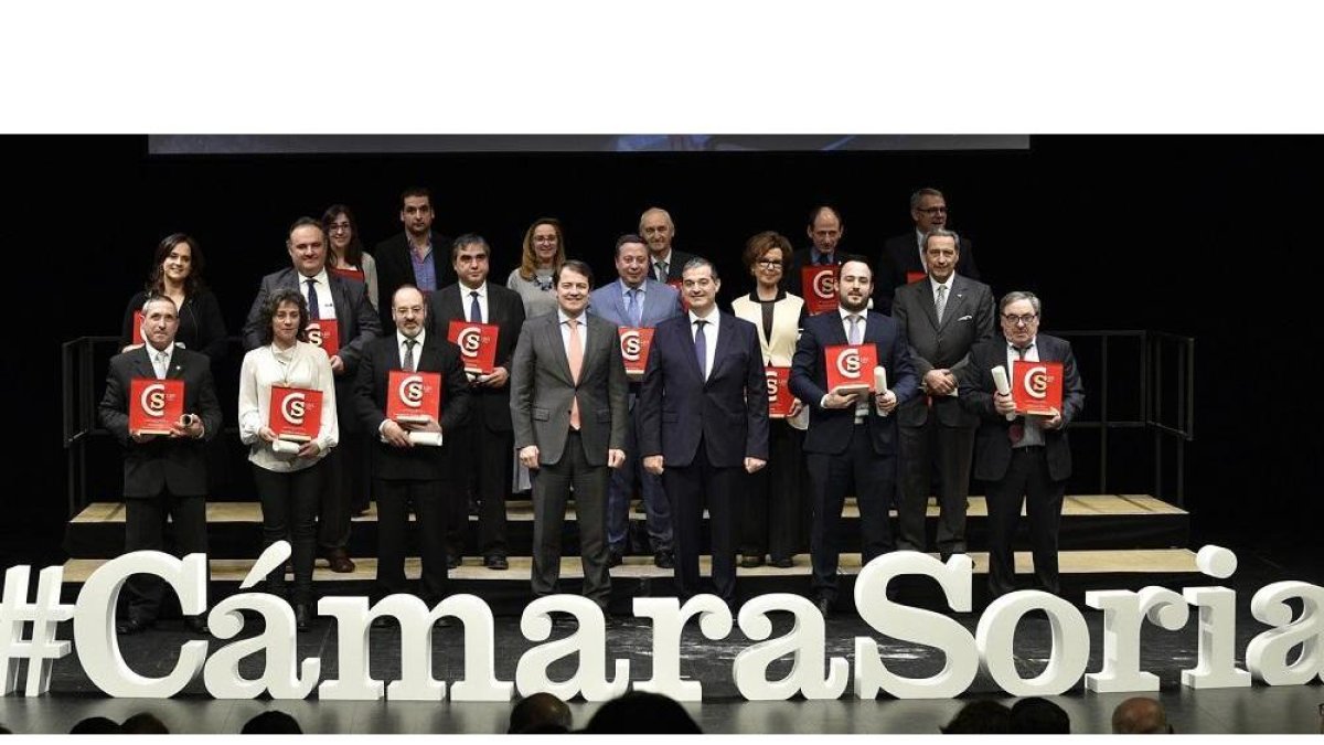 Foto de familia de los premiados por el centenario de sus empresas en la Gala del 120 aniversario de la Cámara de Soria.-VALENTÍN GUISANDE