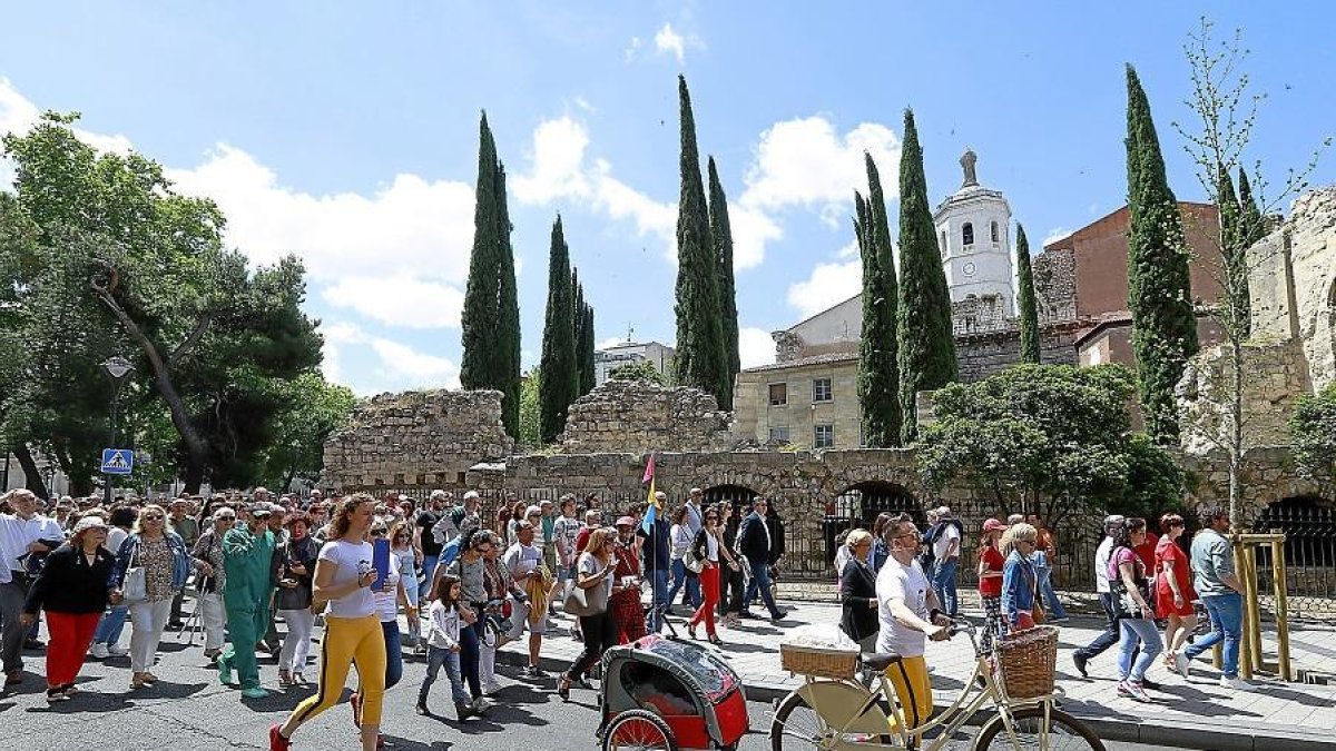 Cerca de 300 personas seguían la ruta cervantina por las calles de Valladolid. J.M. LOSTAU-J. M. LOSTAU