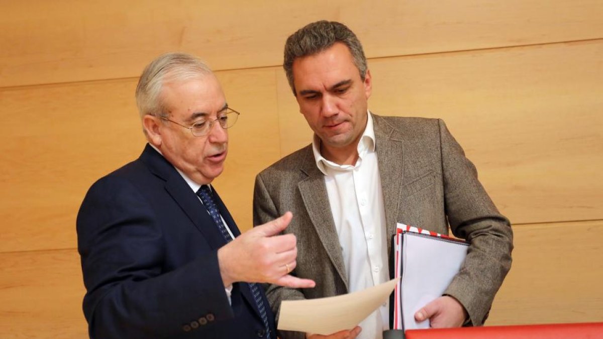 El presidente del Consejo de Cuentas, Jesús Encabo, comparece para presentar el Informe de Seguimiento de las Recomendaciones contenidas en los informes de las fiscalizaciones realizadas, ejercicio 2014. Junto a él, el procurador socialista Javier Izquier-ICAL