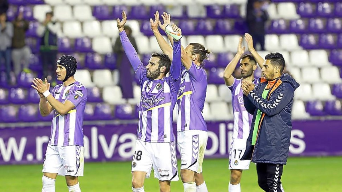Los jugadores del Valladolid aplauden a los aficionados al finalizar el partido frente al Lorca disputado ayer en Zorrilla.-J. M. LOSTAU