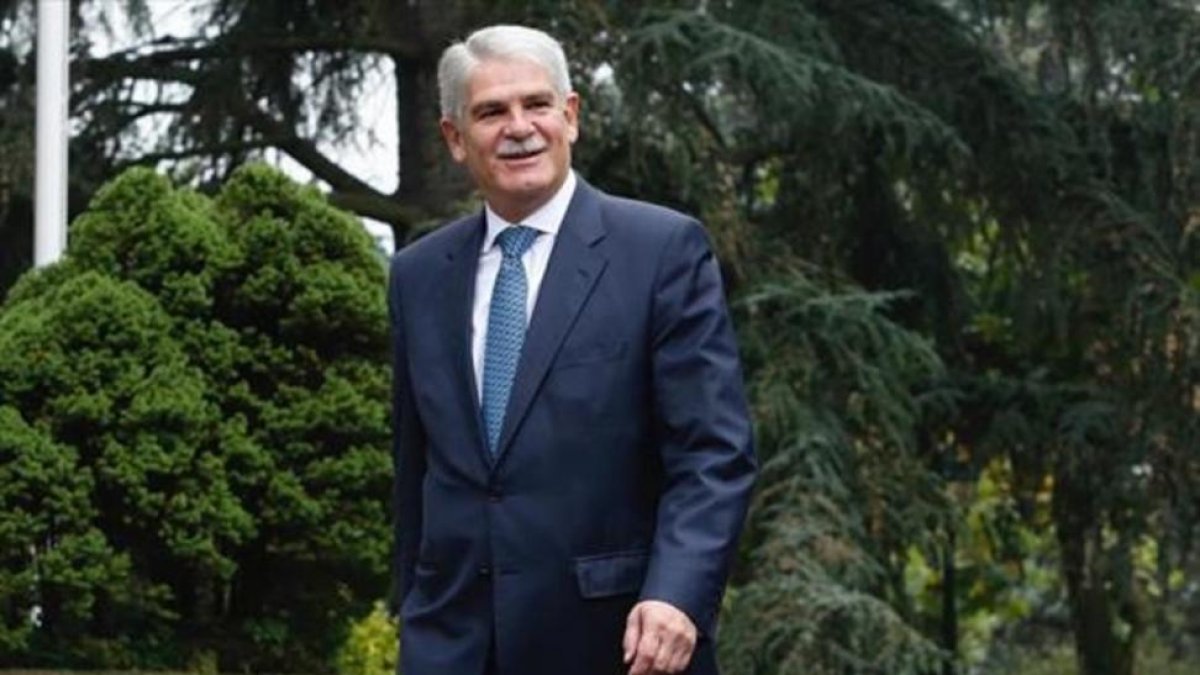 El ministro de Exteriores, Alfonso Dastis, en el complejo de la Moncloa-JUAN MANUEL PRATS