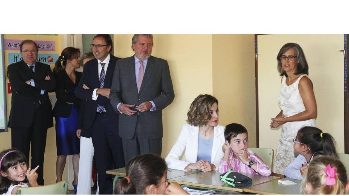 La Reina conversa con los alumnos del colegio palentino en presencia de Juan Vicente Herrera, Silvia Clemente, Alfonso Polanco e Íñigo Méndez de Vigo.-ICAL
