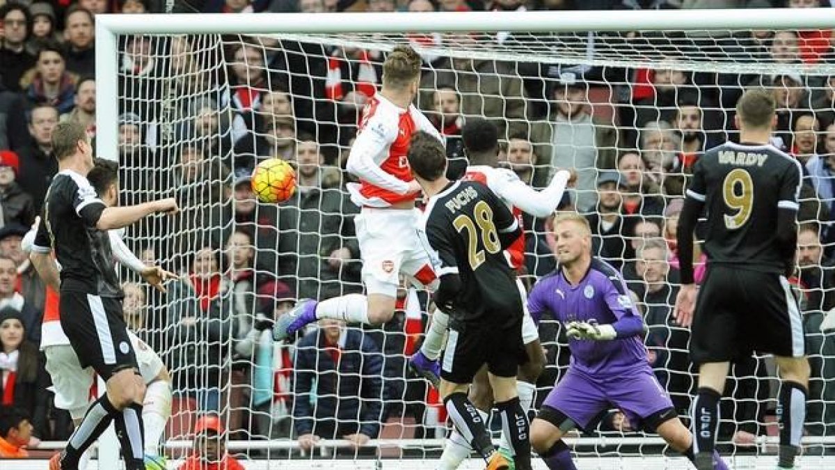 Danny Welbeck remata de cabeza el gol que dio la victoria al Arsenal ante el Leicester en el minuto 94.-GERRY PENNY