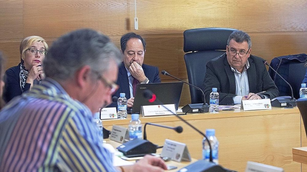 Sarbelio Fernández, en primer plano, observado por el alcalde de Arroyo, José Manuel Barrio, en el pleno.-J. M. LOSTAU