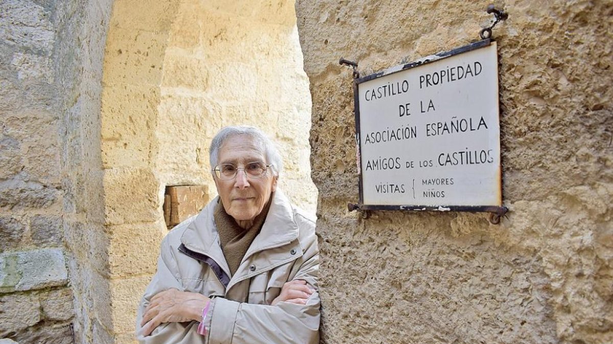 Javier Bernad, en el Castillo de Villafuerte, sede de la Asociación Provincial de Amigos de los Castillos de Valladolid.-ARGICOMUNICACIÓN