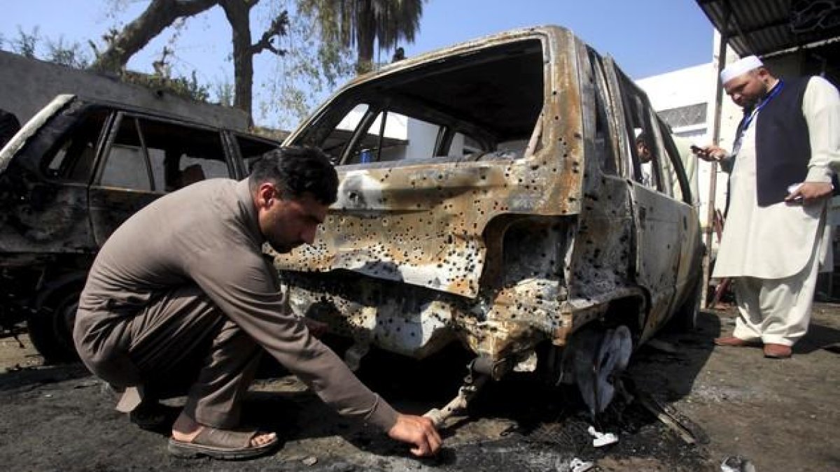 Un policía inspecciona el lugar del atentado cometido por un talibán contra un tribunal en Pakistán.-REUTERS / FAYAZ AZIZ