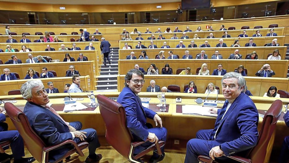 Mañueco y  Barreiro al comienzo de la reunión del grupo de senadores del PP-ICAL