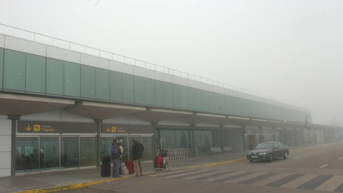 El aeropuerto de Villanubla (Valladolid) en un día de niebla-Montse Álvarez