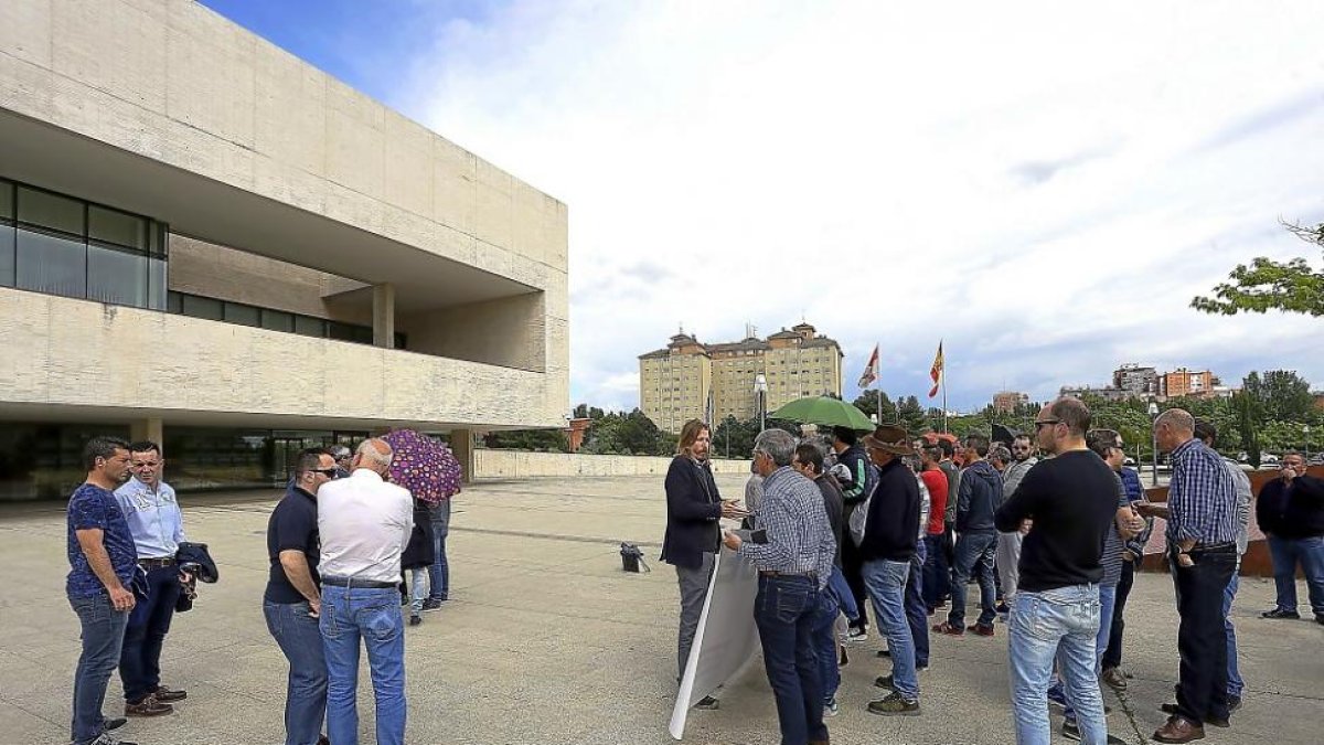 Concentración de trabajadores de Isowat Made Medina del Campo en las Cortes de Castilla y León, ayer.-ICAL