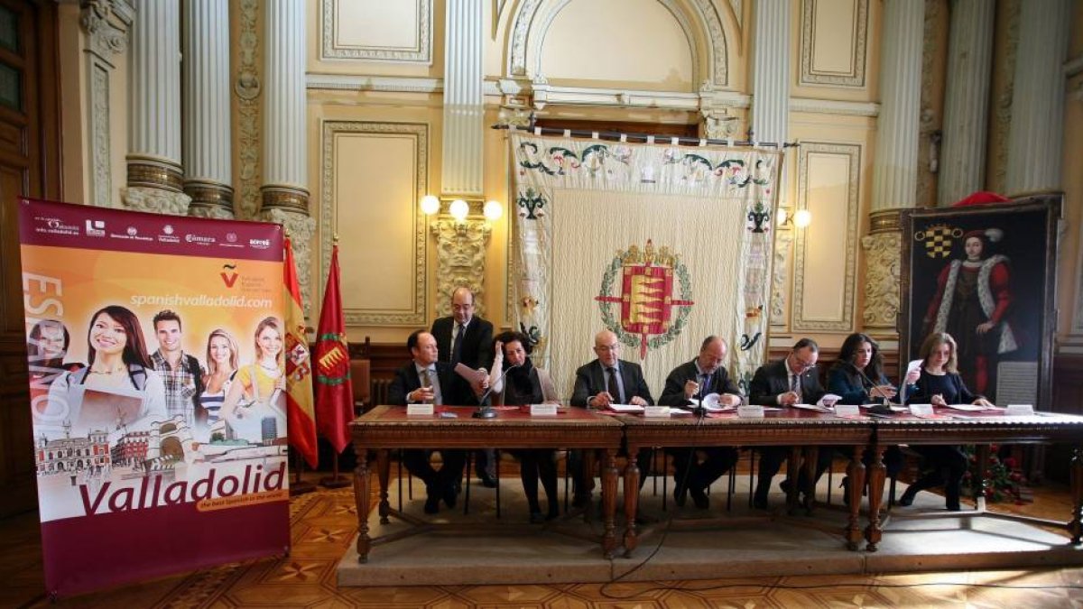 Firma del convenio, de izquierda a derecha, el presidente de la Cámara de Comercio, Carlos Villar; la concejala de Cultura y Turismo, Mercedes Cantalapiedra; el presidente de la Diputación, Jesús Julio Carnero; el alcalde, Javier León de la Riva; el recto-Ical