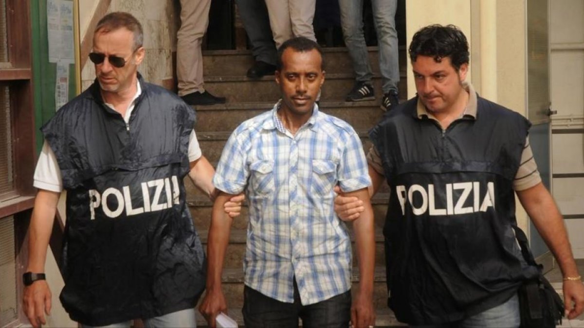 Uno de los supuestos traficantes de personas detenido por la policía italiana.-REUTERS