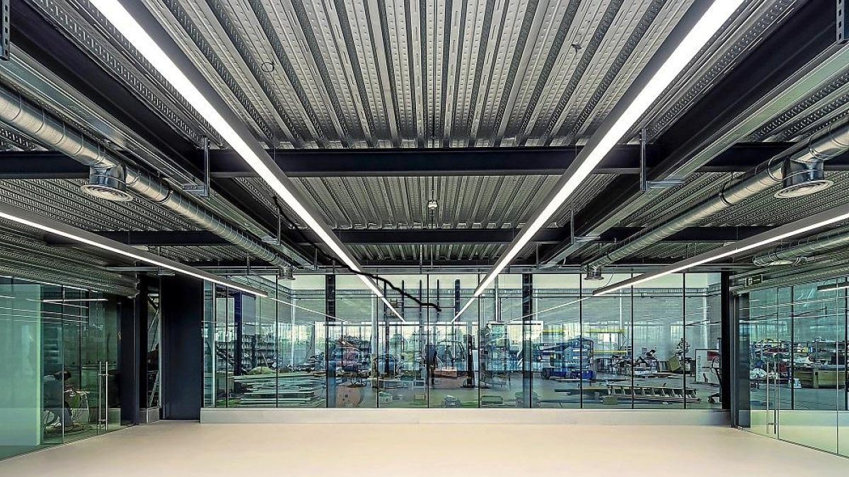 Interior de la nave de la empresa TECELEC, rehabilitada por Óscar Miguel Ares. E.M.-E. M.