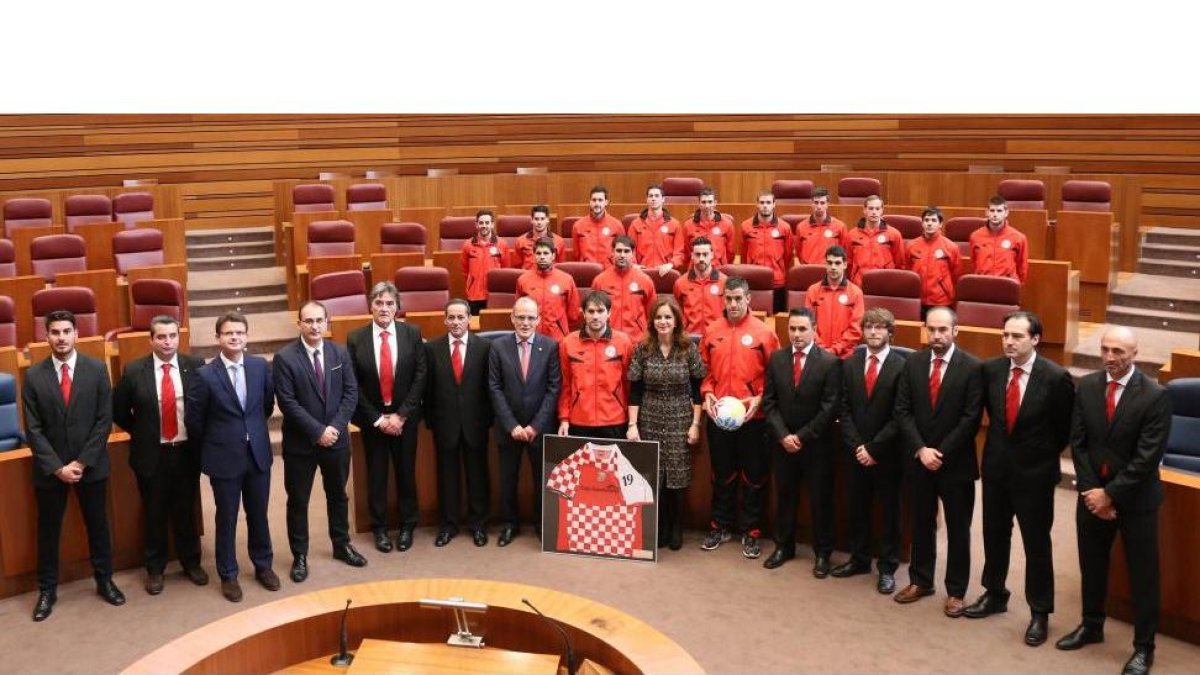 La presidenta de las Cortes de Castilla y León, Silvia Clemente, recibe a la selección de Castilla y León de Fútbol.-ICAL