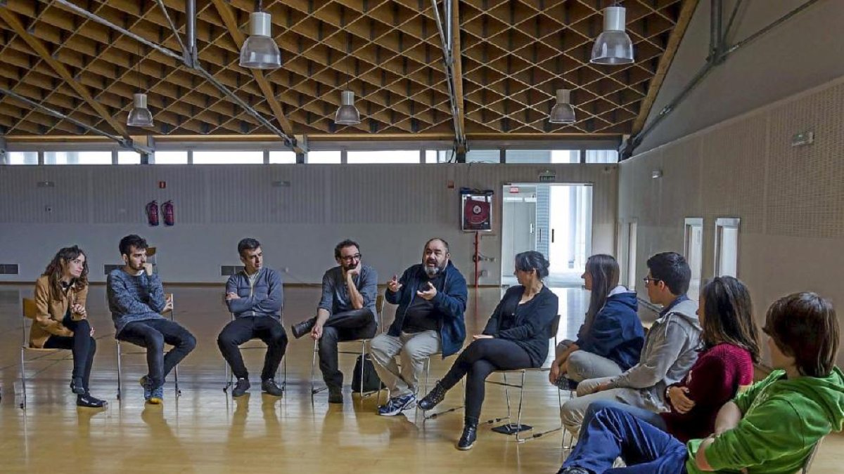 El actor vallisoletano Jorge Calvo, entre Carlos Nuevo y Nina Reglero, en un encuentro con los participantes en ‘La Nave’.-El Mundo