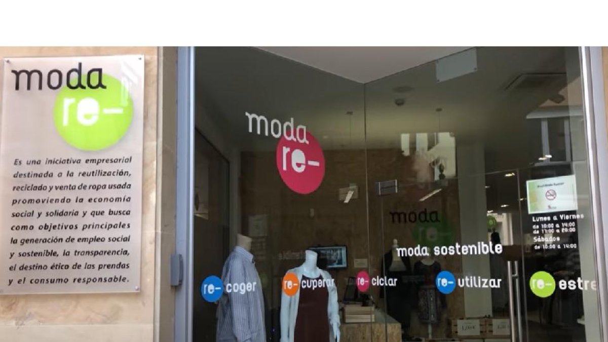 Foto de archivo de una tienda de moda re- . - CÁRITAS