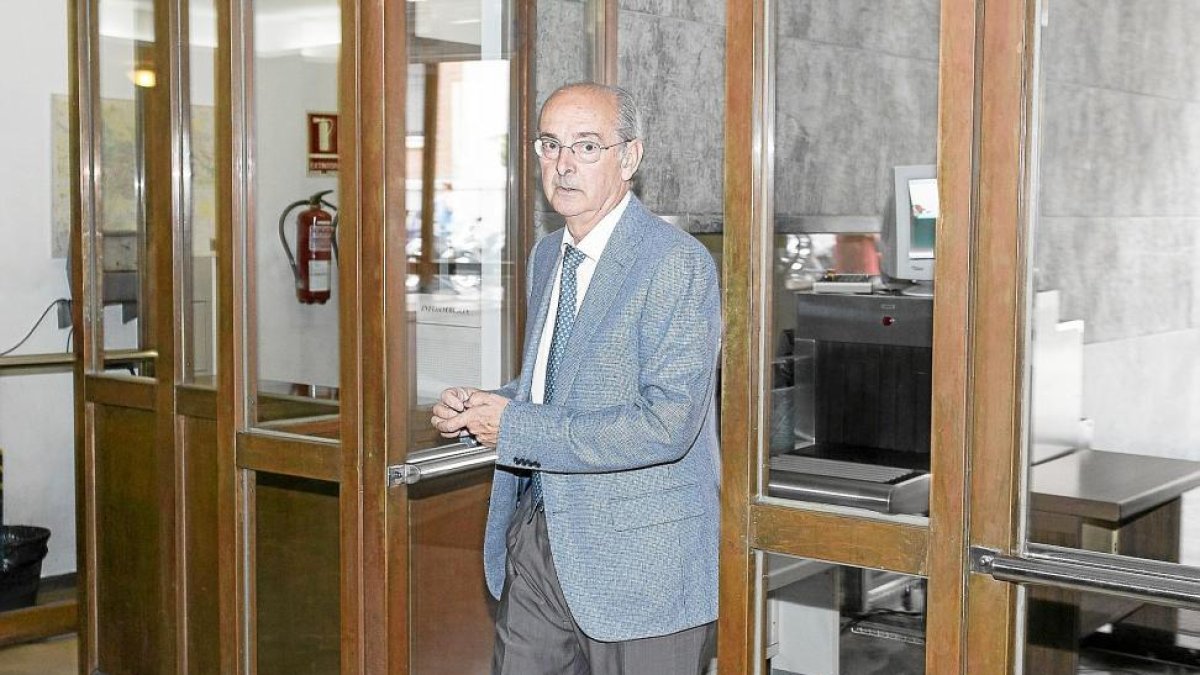 Luis Alberto Samaniego a su llegada a los juzgados para declarar.-MIGUEL Á. SANTOS (PHOTOGENIC)