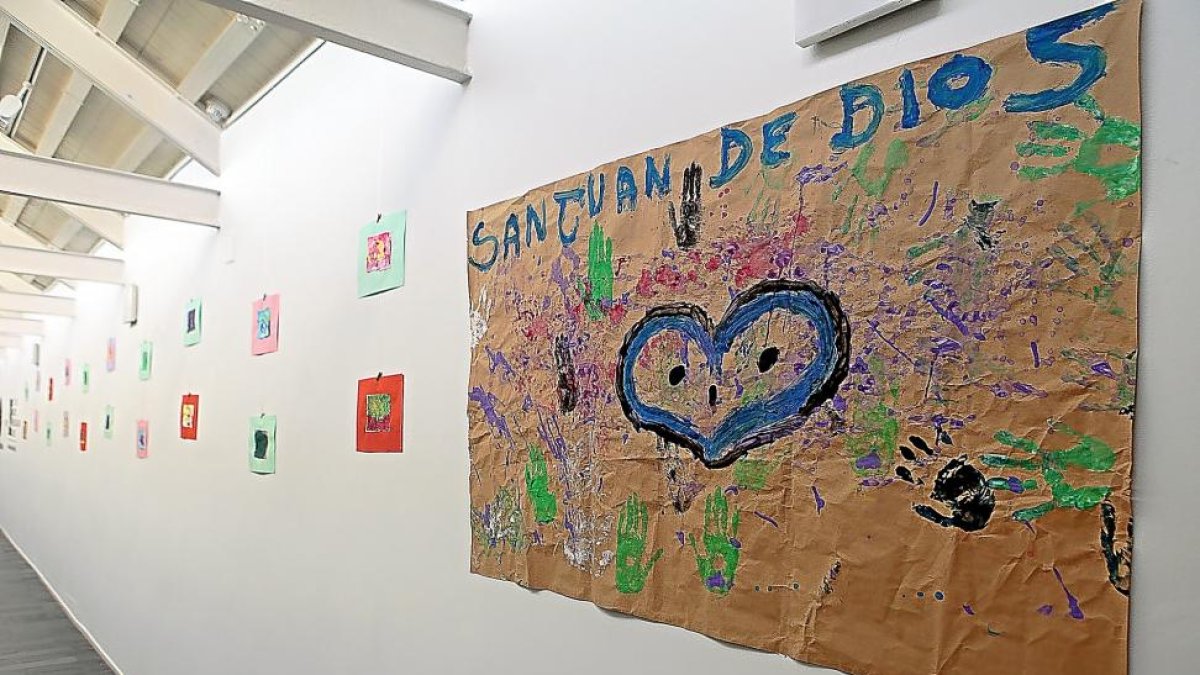 Algunos de los cuadros de la exposición ‘El arte como expresión en la discapacidad’.-JOSÉ C. CASTILLO