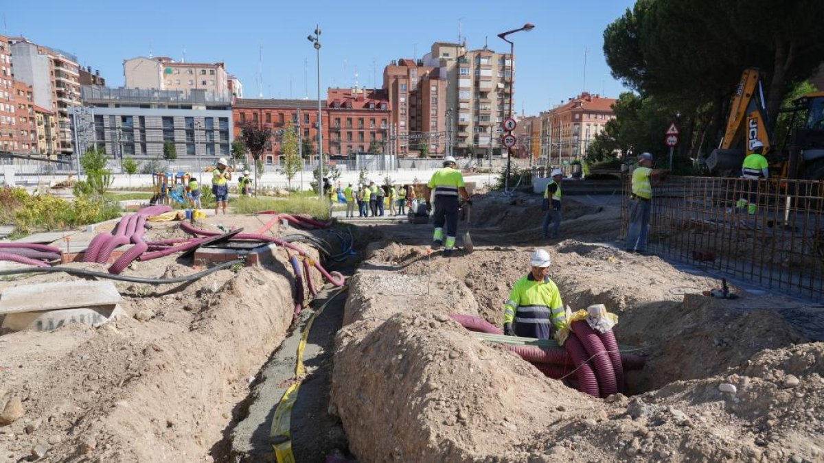 Obras junto a la Avenida de Segovia, al otro lado del paso peatonal de Panaderos.- J. M. LOSTAU