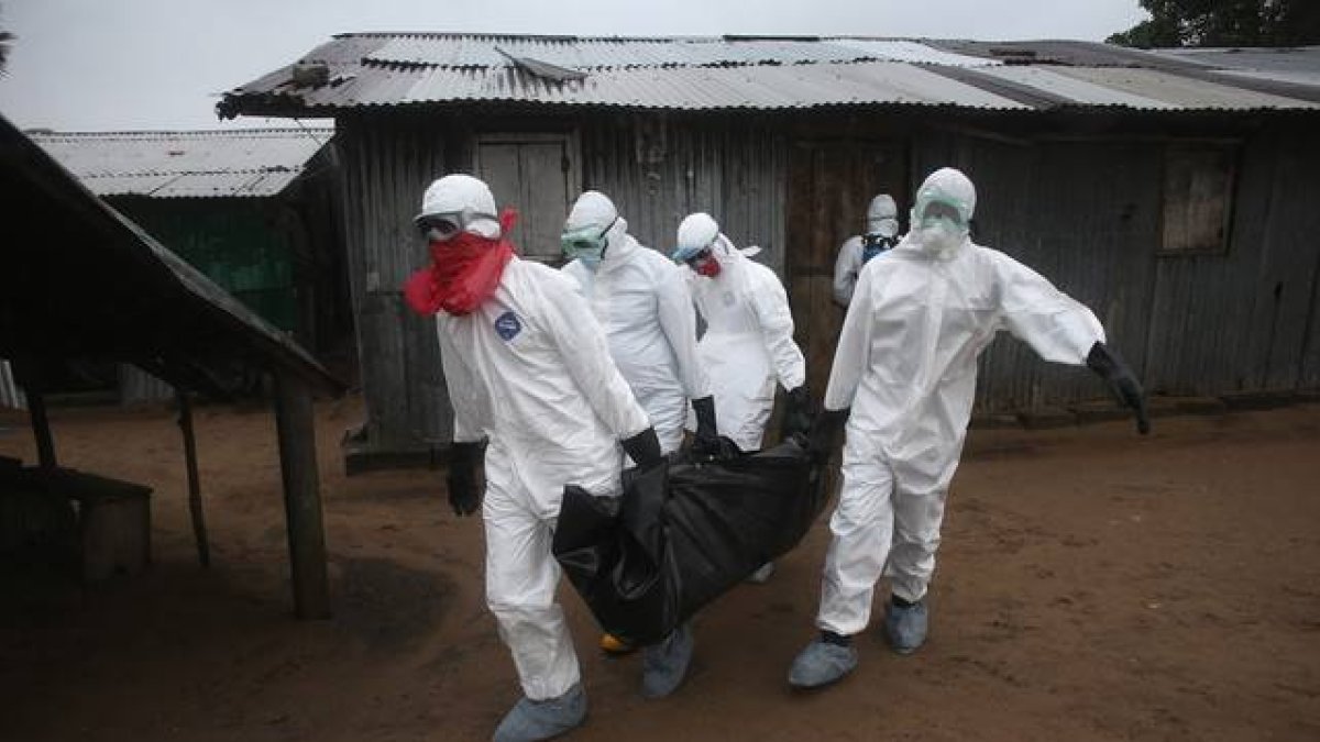 Un equipo médico carga con un cadáver afectado por el ébola en Liberia, el pasado agosto.-Foto:   John Moore / Getty Images / John Moore