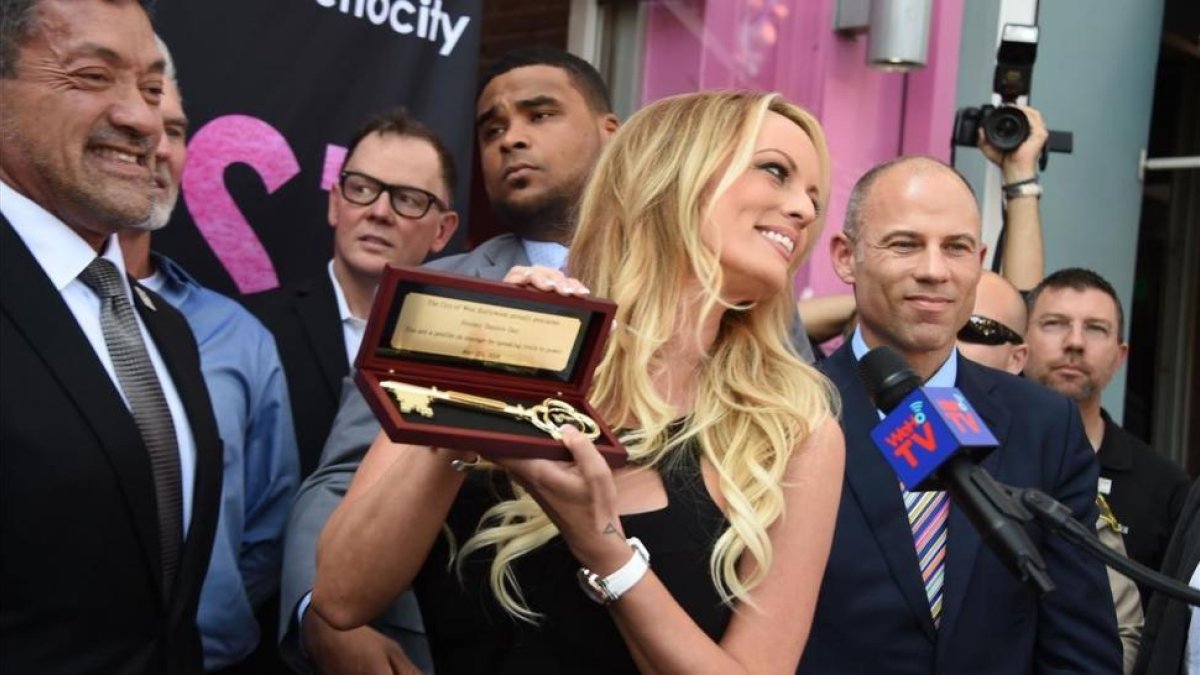 La actriz y directora porno Stormy Daniels acepta la llave de la ciudad de West Hollywood.-AFP