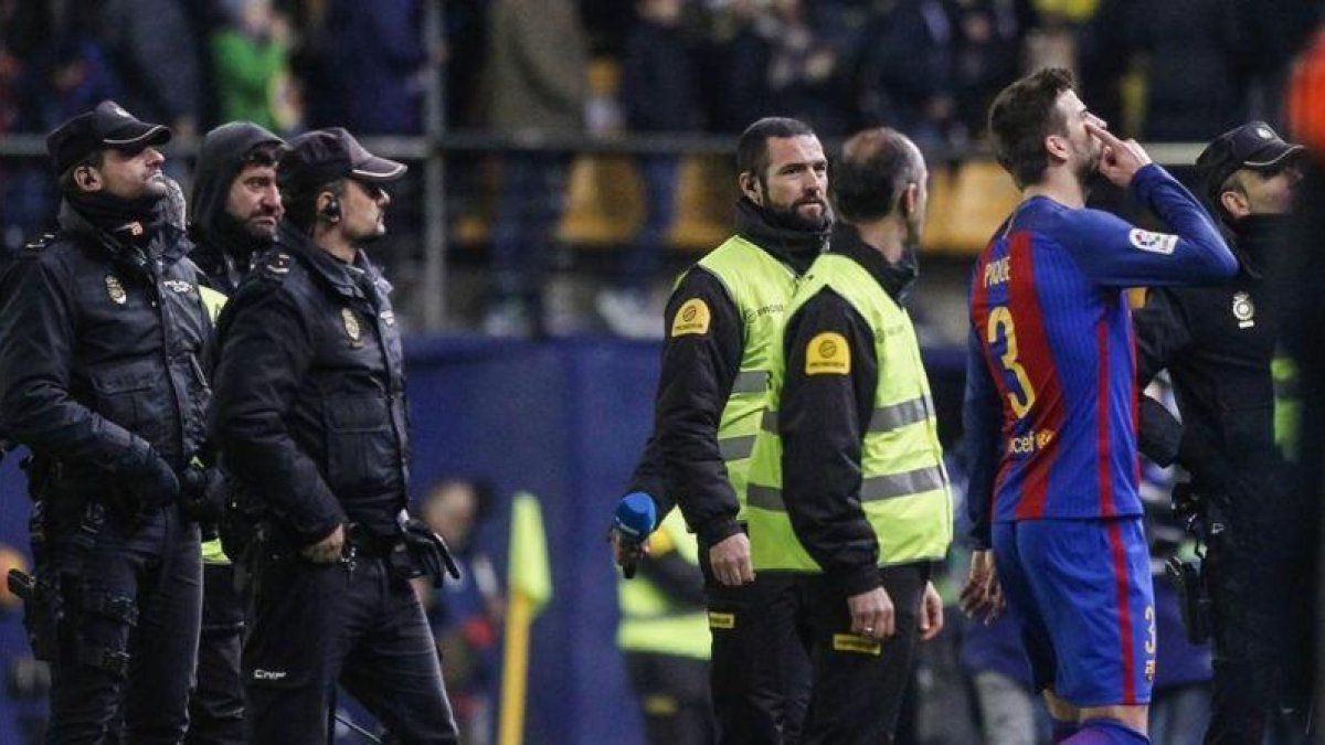 Piqué se dirige enfadado al palco del Estadio de la Cerámica tras el empate entre Villarreal y Barça.-MIGUEL LORENZO