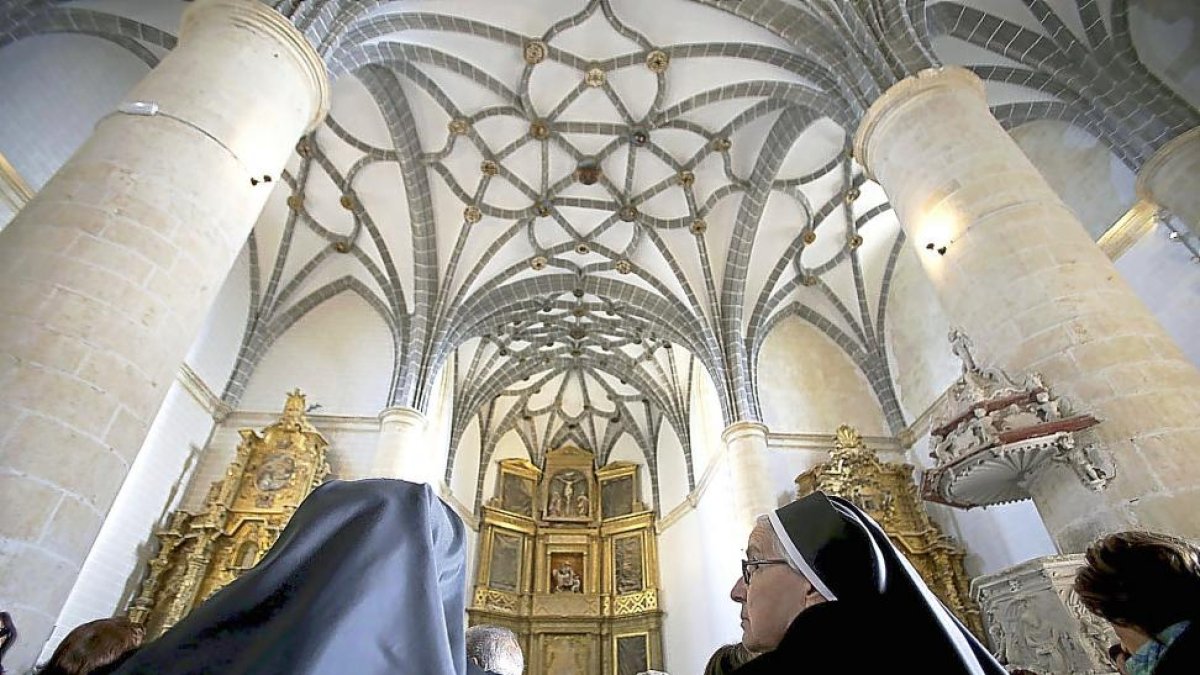 Interior de la Iglesia de San Martín, en Mota del Marqués, ayer.-ICAL