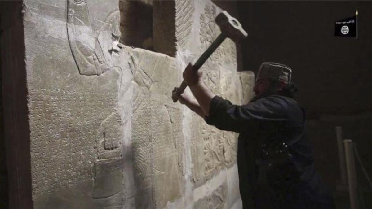 Captura de un vídeo de Estado Islámico que muestra cómo destruyen la ciudad de Nimrud.-AP / MAYA ALLERUZZO