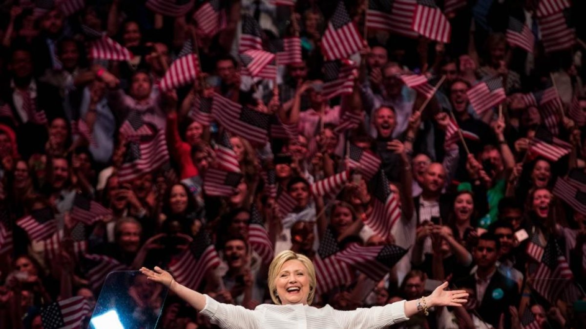 Hillary Clinton celebra su victoria en las primarias del martesm en Brooklyn.-AFP / DREW ANGERER